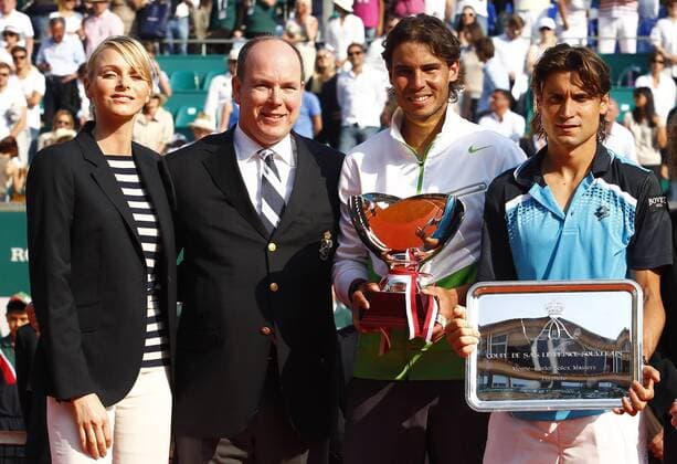 Monaco, The Monte Carlo Rolex Masters, Finale, L-R: Charlene Lynette Wittstock (RSA), Freundin von Fürst Albert von Monaco, Sieger RAFAEL NADAL (SPAIN), DAVID FERRER (SPAIN) ---  NADAL-AS-170411-10 o0 people Adel Objekte Pokal Trophäe Funktionär