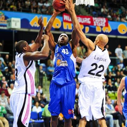 Basketball 1. Bundesliga 33. Spieltag: Deutsche Bank Skyliners - Telekom Baskets Bonn am 17.04.2011 in der Ballsporthalle in Frankfurt am Main. Roger Powell ( Frankfurt ), mitte - Marqus Ledoux ( Bonn ), rechts - Patrick Flomo ( Bonn ), links