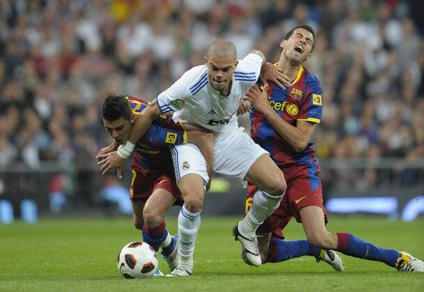 Real CF Madrid (weiß) - FC Barcelona (rot blau - Barca) , Pepe (mi.) - 