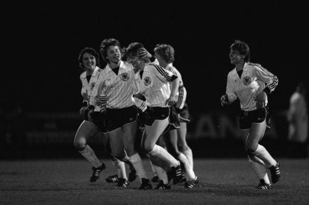 Jubel Deutschland, mit Monika DEGWITZ l. und Silvia NEID (mitte), Erstes Laenderpiel der Fussball Frauen Nationalmannschaft, Deutschland (GER) - Schweiz (SUI) 5:1, am 10.11.1982 in Koblenz o0 Jubel, Freude