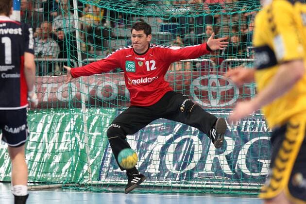 Handball Bundesliga HBL 10 11 - 09.04.2011 - Rhein-Neckar Löwen Loewen RNL vs. SG Flensburg-Handewitt Flensburg . Einzelaktion Aktion . Ganze Figur . Einzeln . Freisteller . Torwart Henning Fritz (Neckarloewen) pariert einen Ball, wehrt einen Torwurf ab, haelt den Ball .