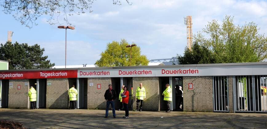 Fußball, Stadiongeschichte Fortuna Düsseldorf Fussball, Herren, Saison 2010 2011, 2. Bundesliga, Fortuna Düsseldorf Stadiontor, Kasse, Kassenhäuschen zur airberlin world o0 Schriftzug Dauerkarten Tageskarten Ordner