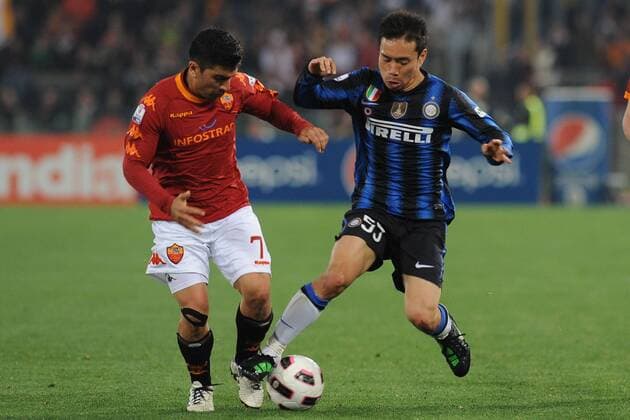 Yuto Nagatomo (Inter) David Pizarro (Roma) - AS Roma (red) vs. Inter Mailand (blue) - Semifinale Coppa Italia, Roma, 19 04 2011 - AntoniettaXBaldassarre