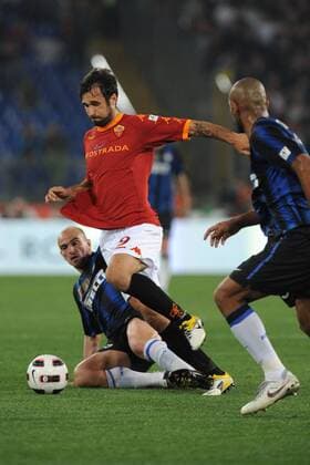 Mirko Vucinic (Roma), Esteban Cambiasso (Inter) - AS Roma (red) vs. Inter Mailand (blue) - Semifinale Coppa Italia, Roma, 19 04 2011 - AntoniettaXBaldassarre