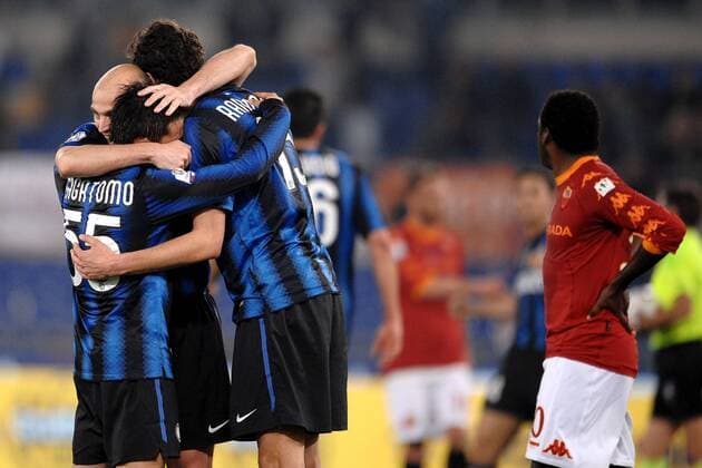 L-R: Yuto NAGATOMO, Esteban CAMBIASSO, Andrea RANOCCHIA Inter, delusione Fabio SIMPLICIO Roma - AS Roma (red) vs. Inter Mailand (blue) - Semifinale Coppa Italia, Roma, 19 04 2011 - Andreaxstaccioli o0 Jubel, Freude,