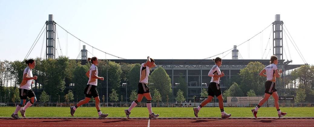 19.04.2011 Fussball, DFB Damen-Nationalmannschaft Deutschland, v.li: Torwart Ursula Holl , Bianca Schmidt , Josephine Henning , Torwart Lisa Weiß , Annike Krahn (alle Deutschland) beim Lauftraining.