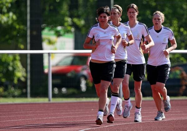 19.04.2011 Fussball, DFB Damen-Nationalmannschaft Deutschland, v.li: Ariane Hingst , Lena Goeßling , Kerstin Garefrekes , Kim Kuli (alle Deutschland) beim Lauftraining.