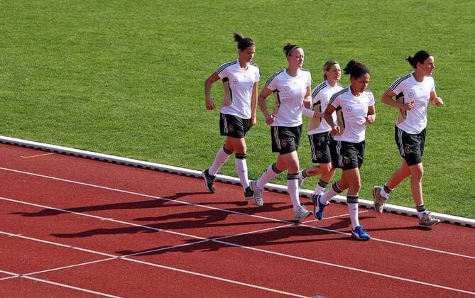 19.04.2011 Fussball, DFB Damen-Nationalmannschaft Deutschland, v.li: Dzsenifer Marozsan , Torwart Almuth Schult , Martina Müller , Celia Okoyino da Mbabi , Birgit Prinz (alle Deutschland) beim Lauftraining.