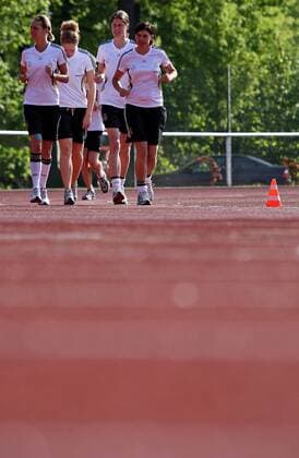 19.04.2011 Fussball, DFB Damen-Nationalmannschaft Deutschland, v.li: Lena Goeßling , Kim Kulig , Kerstin Garefrekes , Ariane Hingst (alle Deutschland) beim Lauftraining.