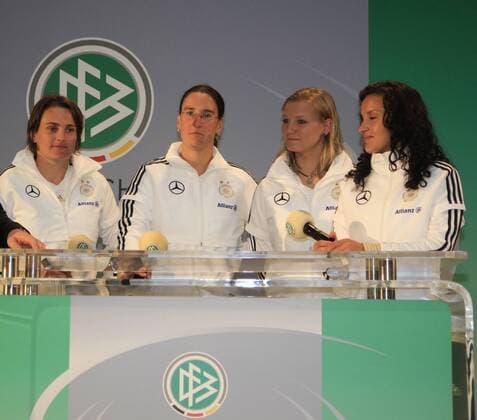 Fussball DFB Frauen NationalMannschaft beim Gemeinsam zum Stern, 19.04.2011,Mercedes Zentrum Köln Deutschland l-R: Nadine Angerer, Birgit Prinz, Alexandra Popp, Lira Bajramaj,