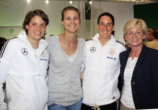 Fussball DFB Frauen NationalMannschaft beim Gemeinsam zum Stern, 19.04.2011,Mercedes Zentrum Köln Deutschland L-R: Annike Krahn, Britta Heidemann, Birgit Prinz, Bundestrainerin Sylvia Neid, o0 Nationaltrainer, Trainer,