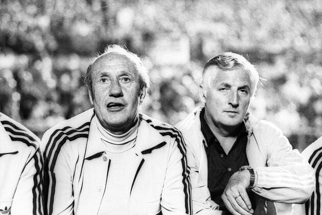 Freundschaftsspiel in Wien - Österreich - BR Deutschland 0:2 - Bundestrainer Helmut Schön (li.) und Co Trainer Jupp Derwall (beide BRD)