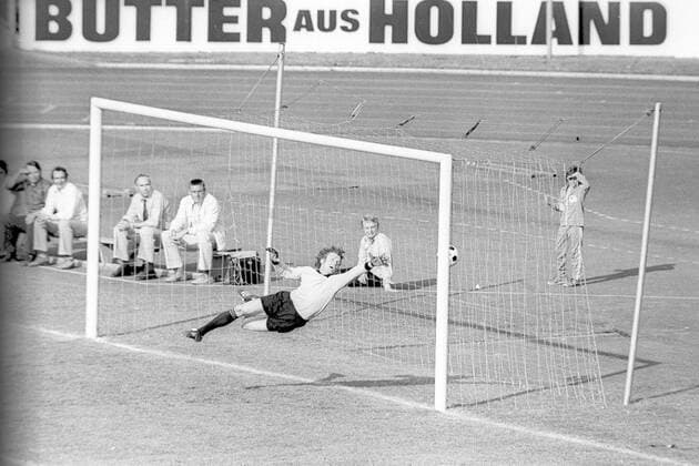 Freundschaftsspiel in Frankfurt am Main - BR Deutschland - Niederlande 1:1 - Torwart Sepp Maier (BRD) kassiert das Ausgleichstor Aktion o00 kurios Komik Werbebande, Bande, Werbung Schriftzug Butter aus Holland