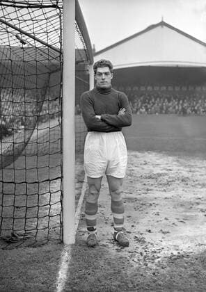 Sam Bartram - Charlton goalkeeper. Wolverhampton Wanderers v Charlton Athletic 1950 1951 season. 