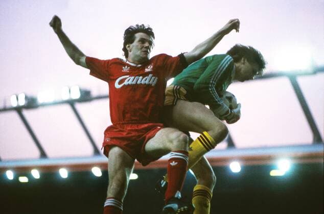 Ray Houghton (Liverpool, L) and John Lukic (Arsenal). FC Liverpool v Arsenal FC London, 26 05 1989.  o0 England, Premier League, 1988, Aktion