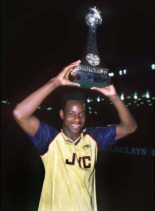 Michael Thomas celebrates with the trophy. Liverpool v Arsenal; Anfield; 26 05 1989. Football  o0 England, 1988, Sieg, Sieger, Pokal, Trophäe, Objekte, Meister, Meisterschaft, Jubel, Freude