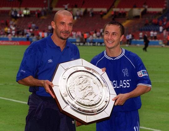 Gianluca Vialli (L), the Chelsea Coach and Dennis Wise the Chelsea captain with the Charity Shield. Chelsea FC London v Manchester United. FA Charity Shield. Wembley 13 8 00.  o0 England, Supercup, Community Shield, Pokal, Trophäe, Objekte, Feier, Jubel, Freude