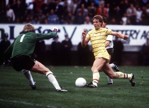 Kerry Dixon (Chelsea) takes on Jim Stannard (Fulham). Fulham v Chelsea, 8 10 83. 