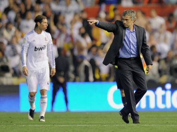 FUSSBALL Copa del Rey FINALE 2010 2011 20.04.2011 FC Barcelona Barca (rot) - Real Madrid (weiß): Trainer Jose Mourinho (Real Madrid) 
