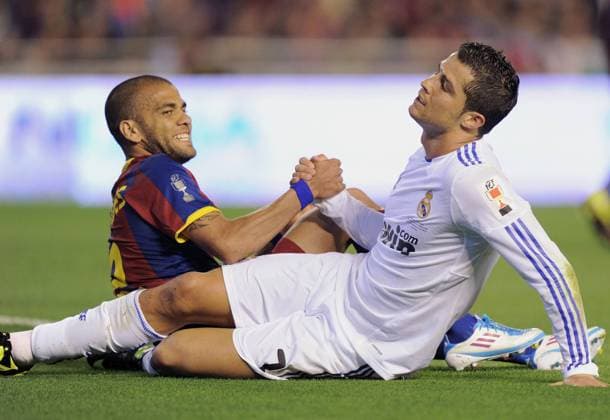 FUSSBALL Copa del Rey FINALE 2010 2011 20.04.2011 FC Barcelona Barca (rot) - Real Madrid (weiß): Shake Hands; Cristiano Ronaldo (re, Real Madrid) und Daniel Alves (Barca) 