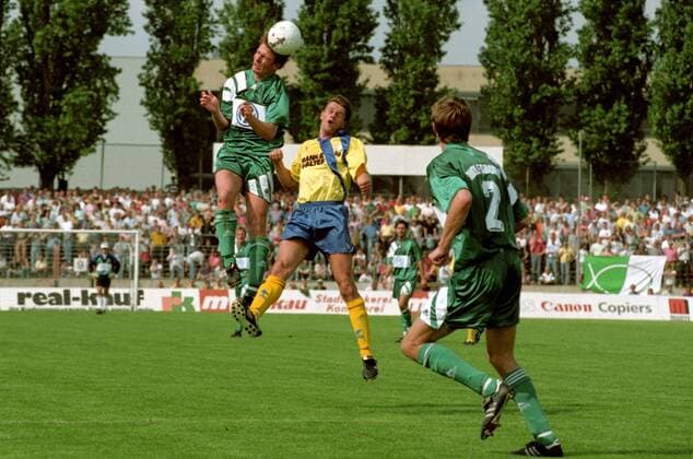 2. BL Saison 1992 1993 Eintracht Braunschweig gegen den VfL Wolfsburg 0:1 am 08.05.1993 im Eintracht Stadion. Stefan Holze (Wolfsburg, li.) und Thomas Pfannkuch (Braunschweig)