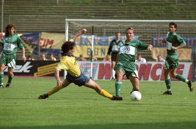 2. BL Saison 1992 1993 Eintracht Braunschweig gegen den VfL Wolfsburg 0:1 am 08.05.1993 im Eintracht Stadion. Viktor Pasulko (Braunschweig, 2.v.li.) gegen Frank Lieberam (2.v.re.), dahinter Jann Jensen (re.) und Bruno Akrapovic (li., alle Wolfsburg)