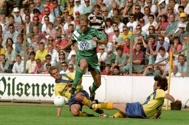 2. BL Saison 1992 1993 Eintracht Braunschweig gegen den VfL Wolfsburg 0:1 am 08.05.1993 im Eintracht Stadion. Detlev Dammeier (Wolfsburg, Mitte) überspielt Ulf Metschies (li.) und Milos Nedic (beide Braunschweig)