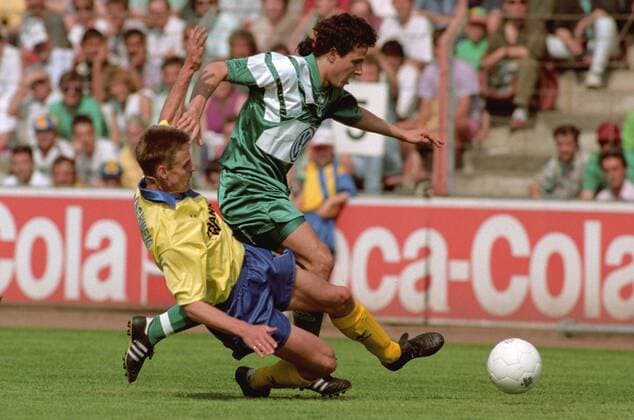 2. BL Saison 1992 1993 Eintracht Braunschweig gegen den VfL Wolfsburg 0:1 am 08.05.1993 im Eintracht Stadion. Im Foto: Ulf Metschies (Braunschweig, li.) gegen Jacek Frackiewicz (Wolfsburg).