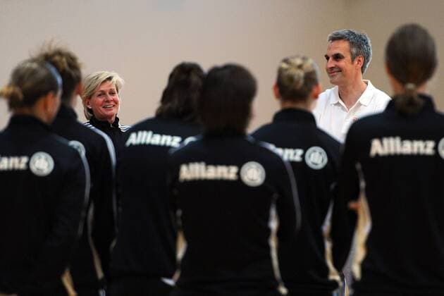 Basketball-Training der Frauen Fußball-Nationalmannschaft mit Stephan Baeck am 21.04.2011 in Köln. Deutsche Spielerinnen beim Basketball-Training Silvia Neid ( DFB-Trainerin ), hinten links - Stephan Baeck, hinten rechts o0 Trainer, Nationaltrainer Bundestrainer o0 DFB