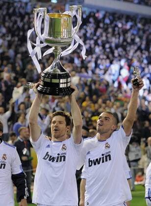 FUSSBALL INTERNATIONAL Copa del Rey FINALE 2010 2011 20.04.2011 FC Barcelona - Real Madrid JUBEL Real Madrid; Xabi Alonso (li) und Pepe mit Pokal  o0 Pokal, Trophäe, sieg, Feier, Pokalfeier, Objekte