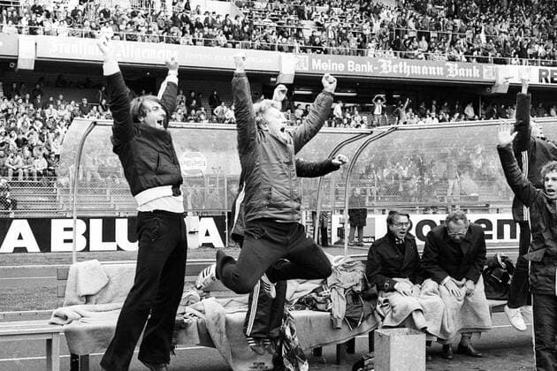 Torjubel 1. FC Kaiserslautern, v. li.: Co Trainer Ernst Diehl und Trainer Karl Heinz Feldkamp Jubel Freude, Bank Aufmacher o00 Emotionen kurios Komik