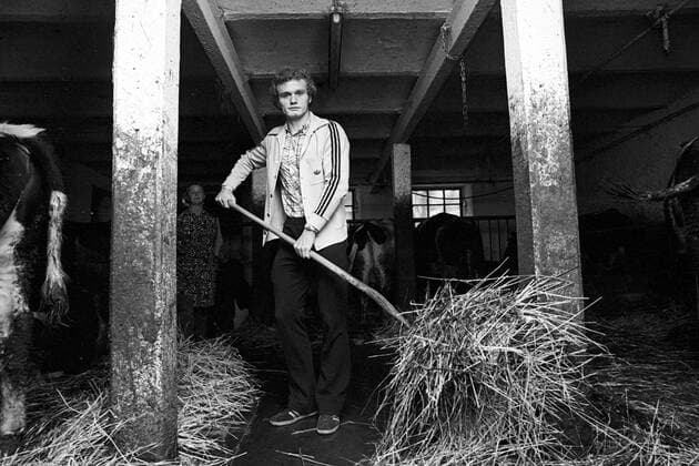 Hans Peter Briegel (Deutschland 1. FC Kaiserslautern) mistet auf dem heimischen Bauernhof den Stall aus Fotoshooting, Fotostory, Homestory, privat, Hof, Bauernhof, Landleben, Landwirtschaft, Arbeitswelten