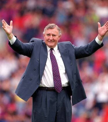Fußball, Trainerhistorie Crystal Palace von 1905 bis heute Ex Palace Coach Malcolm Allison waves to the crowd before the game. Crystal Palace v Queens Park Rangers. Football League Division One, 20 08 2000. 