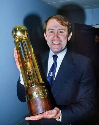 Everton FC, englischer Meister 1985 - Trainer Howard Kendall präsentiert die Trophäe . 08 05 1985. 