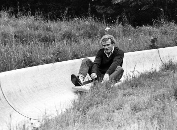 Hans Peter Briegel (Deutschland 1. FC Kaiserslautern) vergnügt sich auf einer Sommerrodelbahn Fotoshooting Einzelbild Sommerrodelbahn, Rodelbahn, Freizeit, Vergnügen, Freizeitvergnügen, Rodeln,