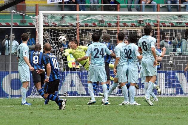 Wesley SNEIJDER (vorn) erzielt das Tor zum 1-1 gegen Torwart Fernando Muslera (Lazio) - Inter Mailand (blau schwarz) vs. Lazio Rom (hellblau) - Andreaxstaccioli