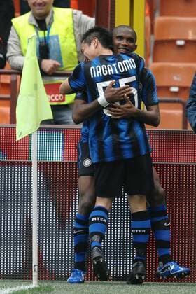 Samuel ETO O (re.) und Yuto NAGATOMO jubelt - Inter Mailand (blau schwarz) vs. Lazio Rom (hellblau) - Andreaxstaccioli o0 Jubel Freude Etoo