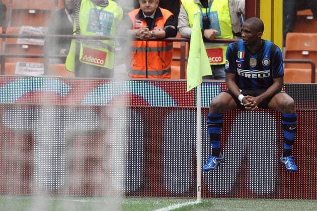 Samuel ETO O feiert sein Tor auf der Werbebande - Inter Mailand (blau schwarz) vs. Lazio Rom (hellblau) - Andreaxstaccioli o0 Jubel Freude Etoo kurios Werbebande, Bande, Werbung,