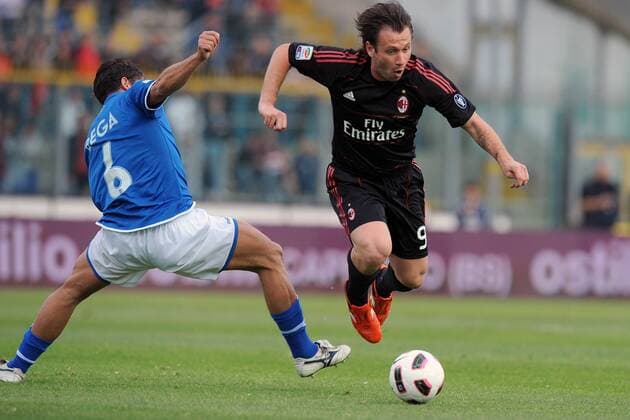 Antonio Cassano (R), Francesco Bega --- Brescia, 23 04 2011 Brescia Calcio (blau) vs AC Milan (schwarz) Serie A 2010 2011 --- Insidefoto NicoloXZangirolami