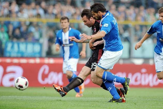 Antonio Cassano (L) Milan --- Brescia, 23 04 2011 Brescia Calcio (blau) vs AC Milan (schwarz) Serie A 2010 2011 --- Insidefoto NicoloXZangirolami