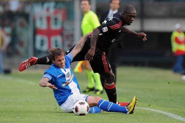 Clarence Seedorf, Milan und Marco Zambelli, Brescia - Brescia, 23 04 2011 Stadio Rigamonti, Brescia Calcio (blau) - AC Milan (schwarz) Serie A 2010 2011 NicoloXZangirolami