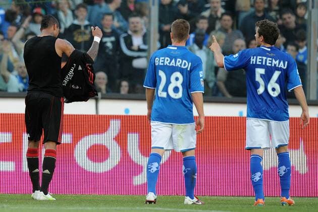 (L-R) Kevin Prince Boateng, Milan - Gaetano Berardi, und Perparim Hetemaj, Brescia - Brescia, 23 04 2011 Stadio Rigamonti, Brescia Calcio (blau) - AC Milan (schwarz) Serie A 2010 2011 NicoloXZangirolami