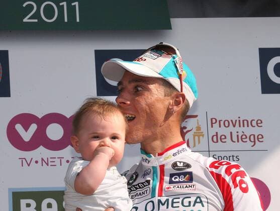 Belgien, Ans 24.04.2011: Radsport 97. Liege-Bastogne-Liege Ziel in Ans, Sieger Philippe Gilbert BEL Omega Pharma-Lotto (BEL) - OLO mit Sohn Alan o0 sieg, Pokal, Trophäe, Objekte, Familie, Kind, privat