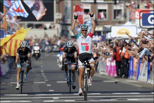 Cyclisme : LIEGE BASTOGNE LIEGE - 24:04:2011 Philippe Gilbert (team Omega Pharma - Lotto, R) - Franck Schleck (L) - Andy Schleck (Team Leopard Trek) PhotoNews  o0 sieg, Jubel, Freude,