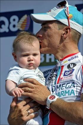 Cyclisme : LIEGE BASTOGNE LIEGE - 24:04:2011 - Sieger Philippe Gilbert (team Omega Pharma - Lotto) mit Sohn Alan PhotoNews  o0 familie, privat, Kind