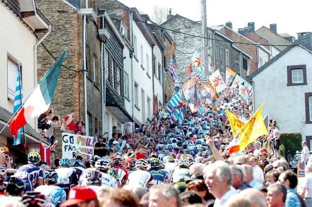 2011, Liege - Bastogne - Liege, Cote de Saint Roch  o0 Peloton Starterfeld Fahrerfeld Teilnehmerfeld Fahrer Teilnehmer Totale Fan Publikum Fahne