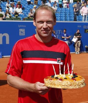 BMW Open 2011,250 ATP Tennis Herren World Tour, Tennis Turnier, International Series,Iphitos Tennis Club, Sandplatz, Muenchen, Rainer Schuettler (GER) mit Geburtstagstorte, 35 Jahre alt,Einzelbild, o0 Geburtstag, Kuchen, Geburtstagskuchen, Objekte