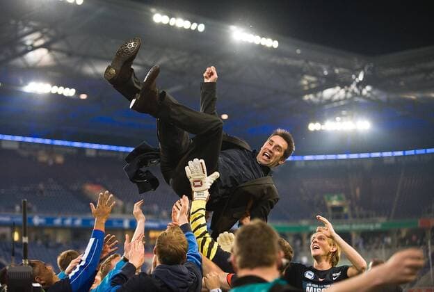 Schlussjubel Hertha, die Spieler lassen Manager Michael PREETZ hochleben, Aufstieg, Fussball 2. Bundesliga, MSV Duisburg - Hertha BSC Berlin, am 25.04.2011 in Duisburg Deutschland o0 Aufstieg Aufsteiger Aufstiegsfeier Feier Funktionär