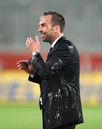 25-04-2011, Fussball, 2. Bundesliga, Saison 2010-2011, 31. Spieltag, MSV DUISBURG - HERTHA BSC BERLIN Herthas Trainer Markus Babbel nach der Bierdusche o0 Aufstieg Aufsteiger Aufstiegsfeier Feier Bier Kurios Komik