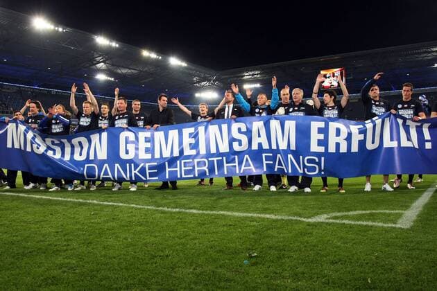 25.04.2011, Duisburg, Fussball, 2. Bundesliga, MSV Duisburg - Hertha BSC Berlin. MISSION GEMEINSAM ERFÜLLT! Berliner Spieler und Verantwortliche feiern den Aufstieg nach dem Sieg in Duisburg. Schriftzug Plakat Jubel Freude Erfolg Optimistisch o0 Aufstieg Aufsteiger Aufstiegsfeier Feier